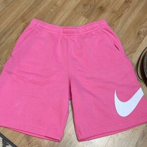 Nike Sportswear Club
Men's Graphic Shorts